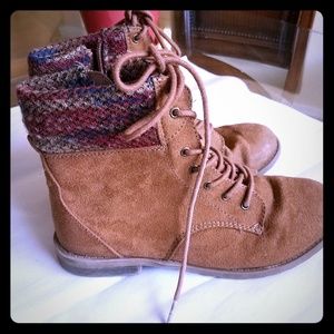 💟💁🏾♀️👢Girl's Boots- Size 6